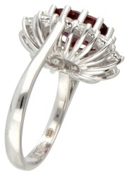 18 kt. Witgouden entourage ring met synthetische robijn en diamant.