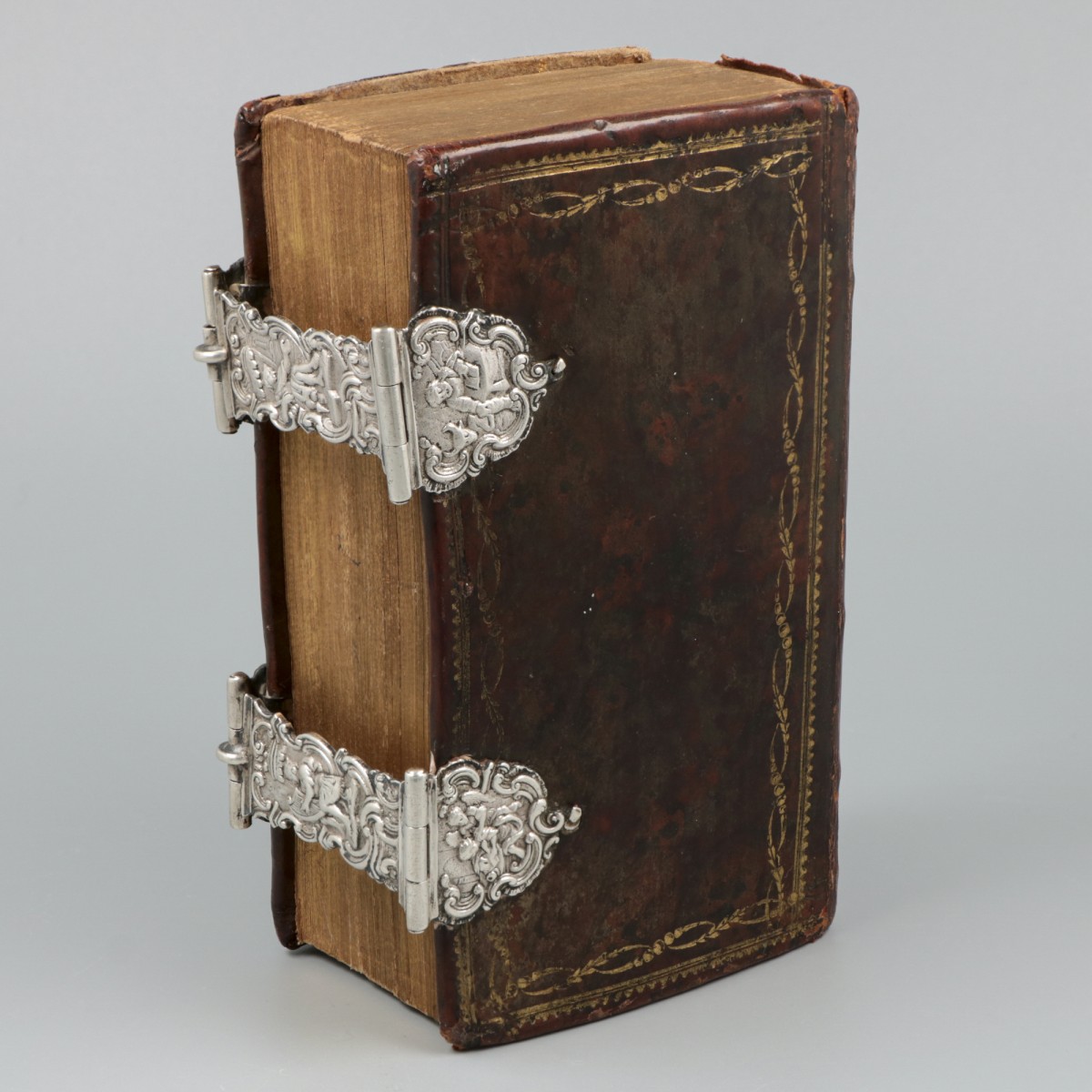 Bijbel met dubbele zilveren sloten, Robertus Smitte, Rotterdam 1780.