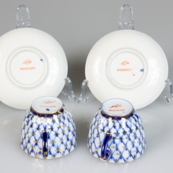 Een set van twee porseleinen kop en schotels, Lomonosov Imperial Porcelain Factory. Rusland, 2e helft 20e eeuw.