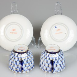 Een set van twee porseleinen kop en schotels, Lomonosov Imperial Porcelain Factory. Rusland, 2e helft 20e eeuw.