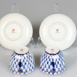 Een set van twee porseleinen kop en schotels, Lomonosov Imperial Porcelain Factory. Rusland, 2e helft 20e eeuw.