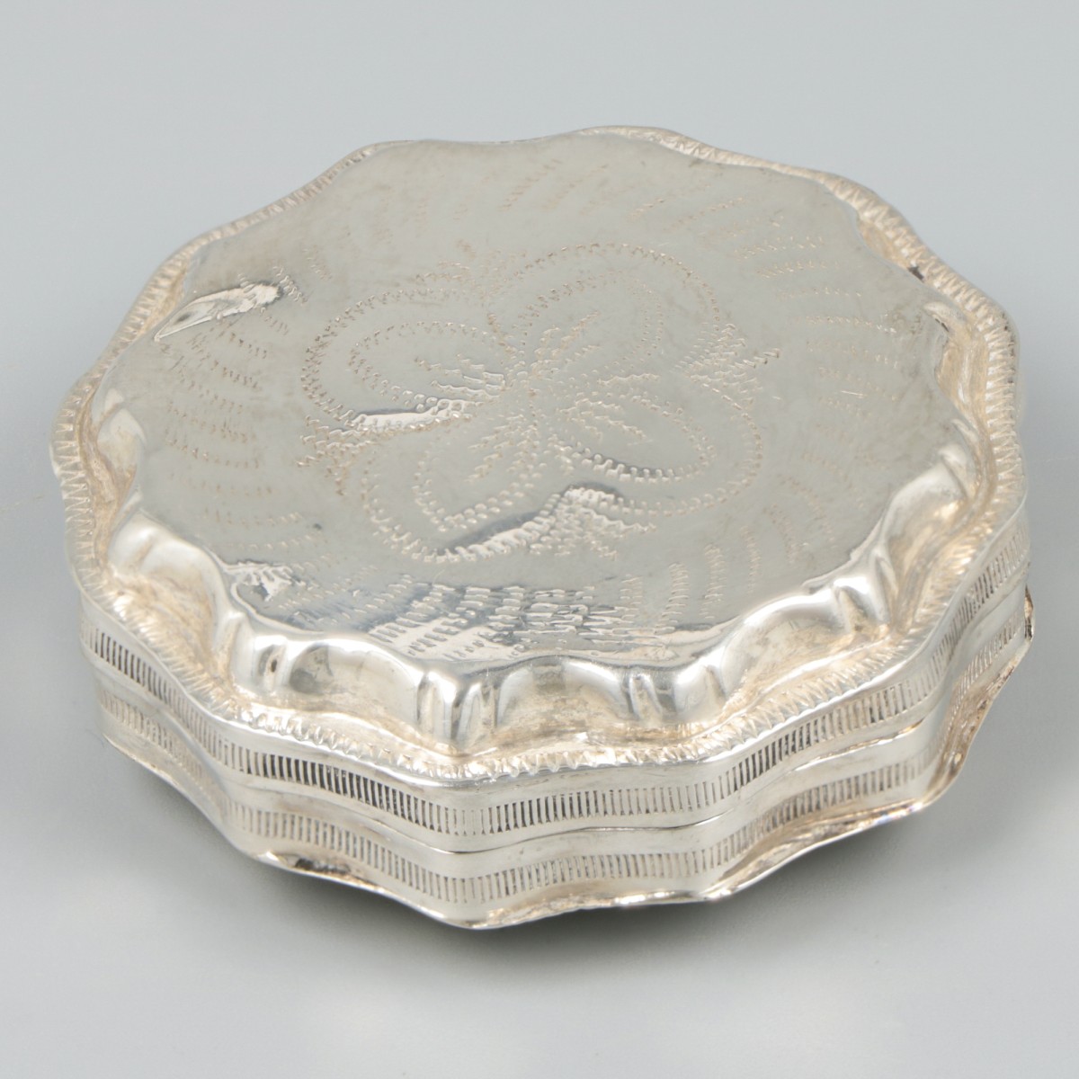 Pepermuntdoosje zilver.