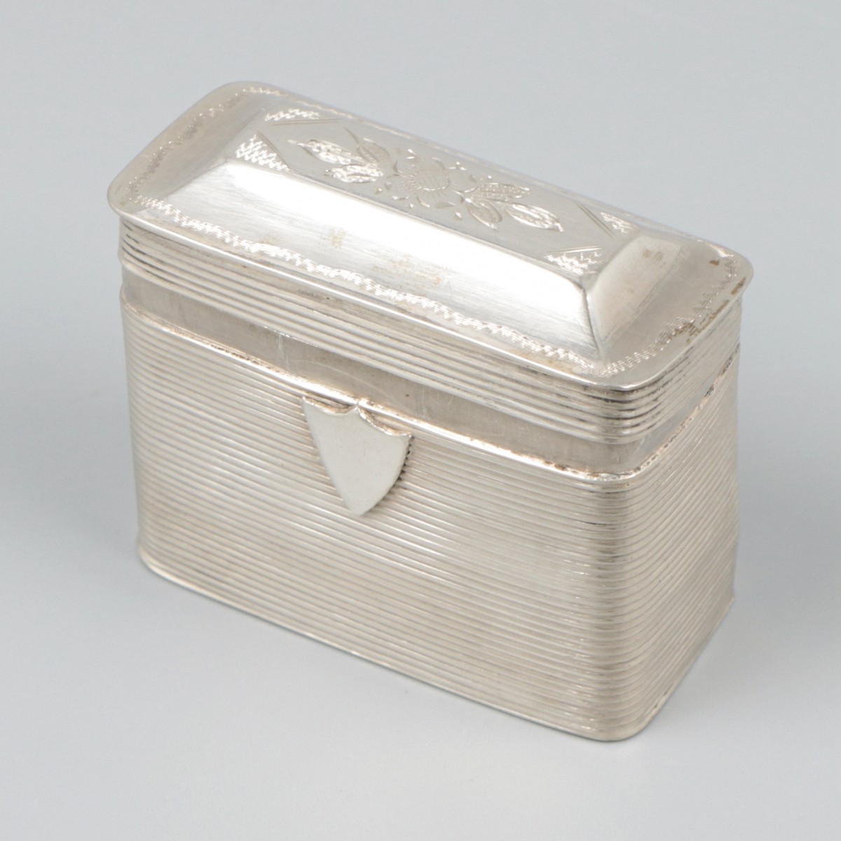 Pepermuntdoosje / speldenkussen zilver.