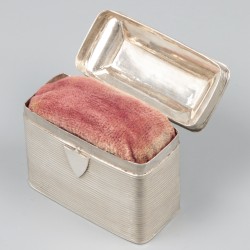 Pepermuntdoosje / speldenkussen zilver.