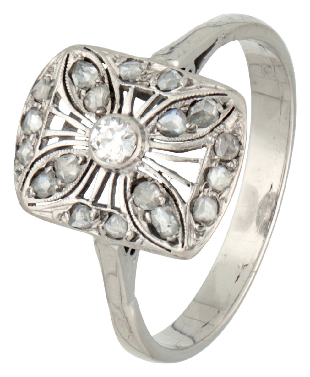 14 kt. Witgouden art deco ring bezet met met oud geslepen diamant.