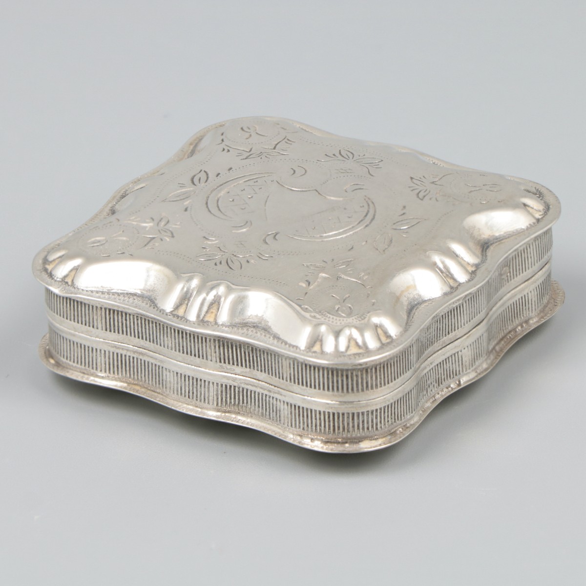 Pepermuntdoosje zilver.