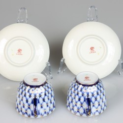 Een set van twee porseleinen kop en schotels, Lomonosov Imperial Porcelain Factory. Rusland, 2e helft 20e eeuw.