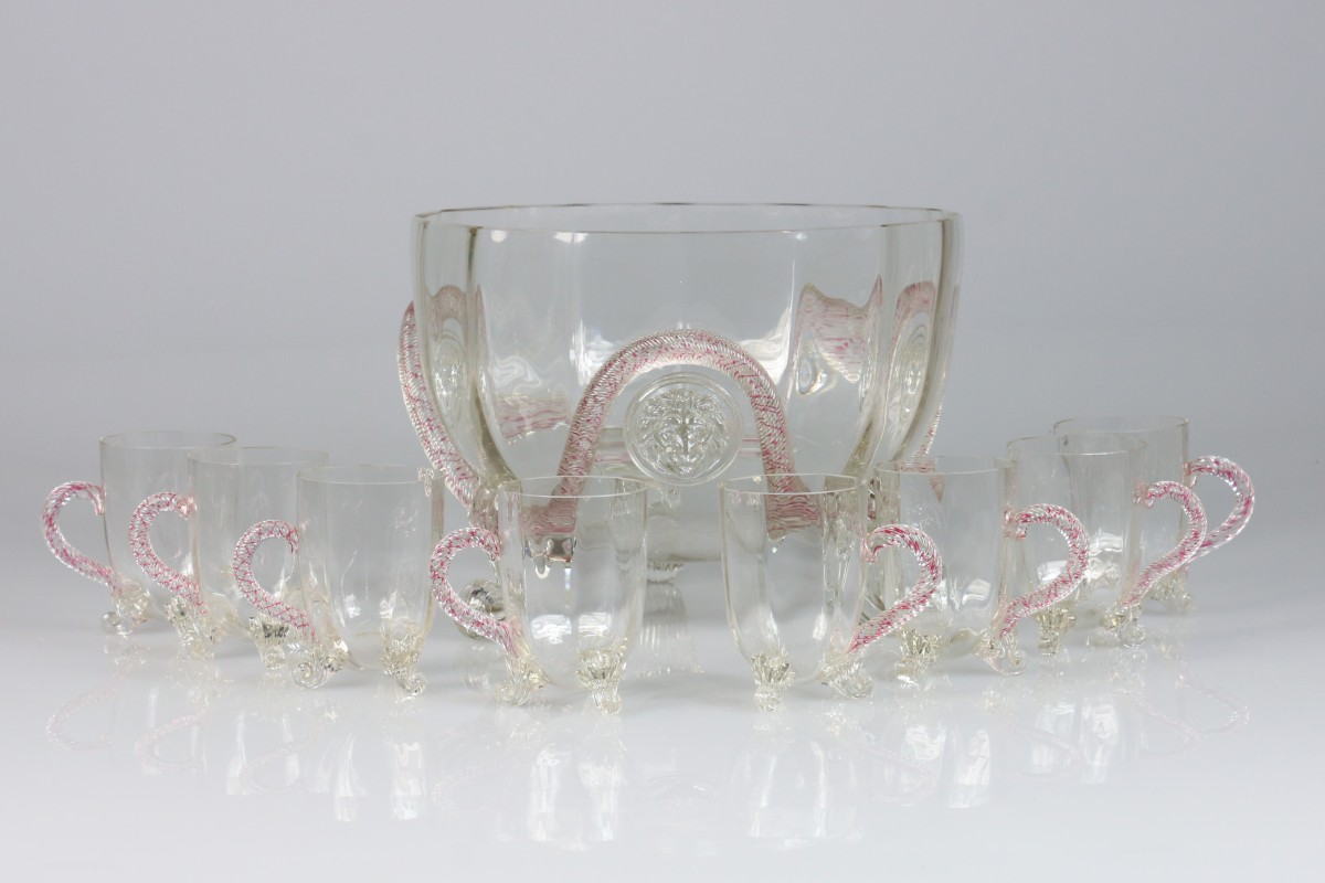 Een glazen bowlset (8+1) gedecoreerd met mascarons "att Salviati". Murano, circa 1890.