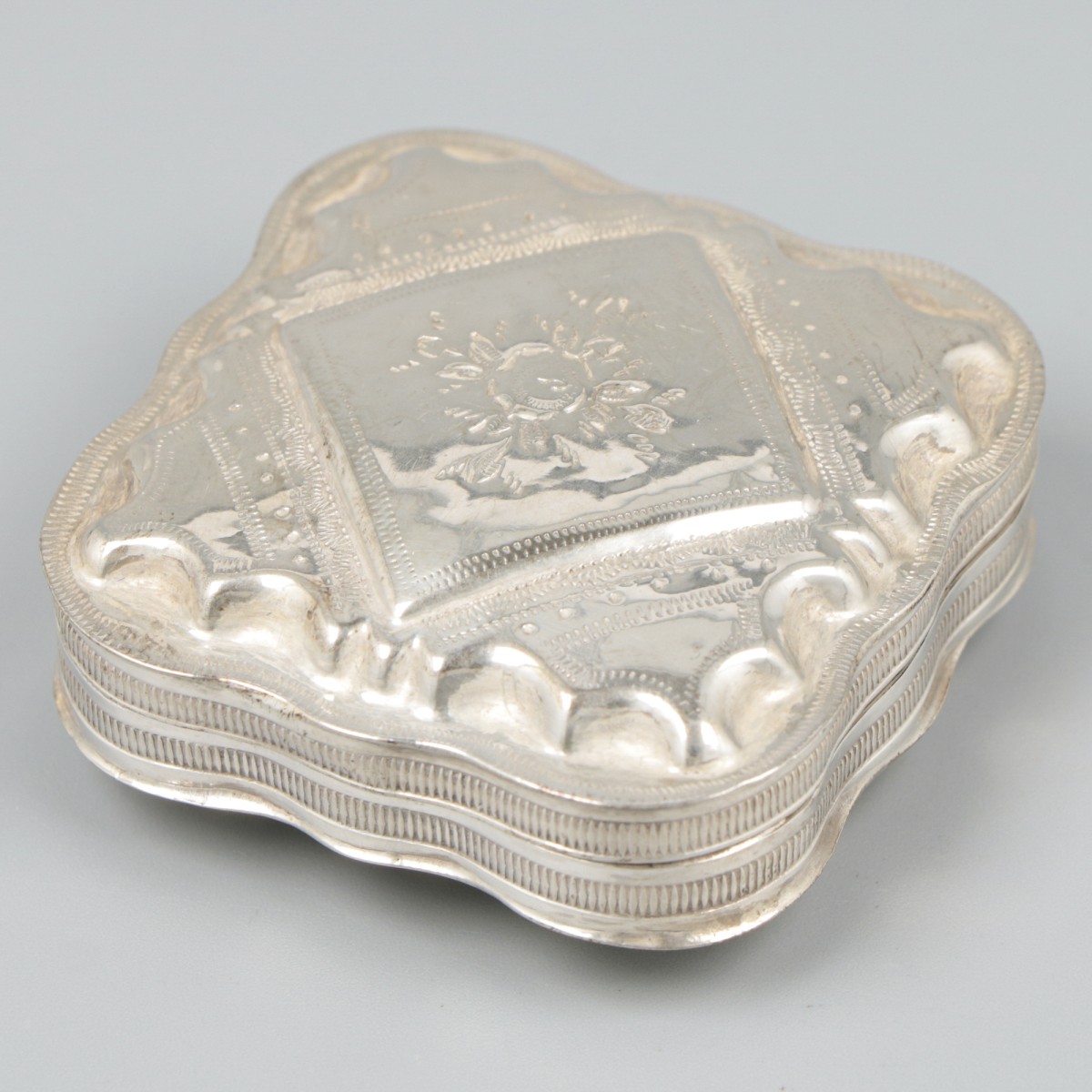 Pepermuntdoosje zilver.