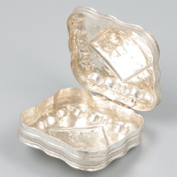 Pepermuntdoosje zilver.