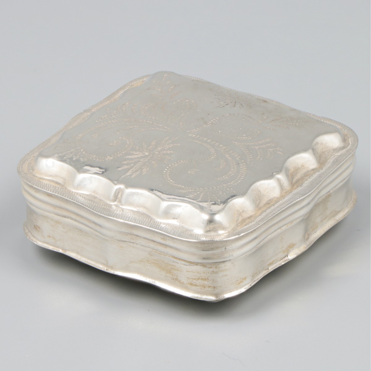Pepermuntdoosje zilver.