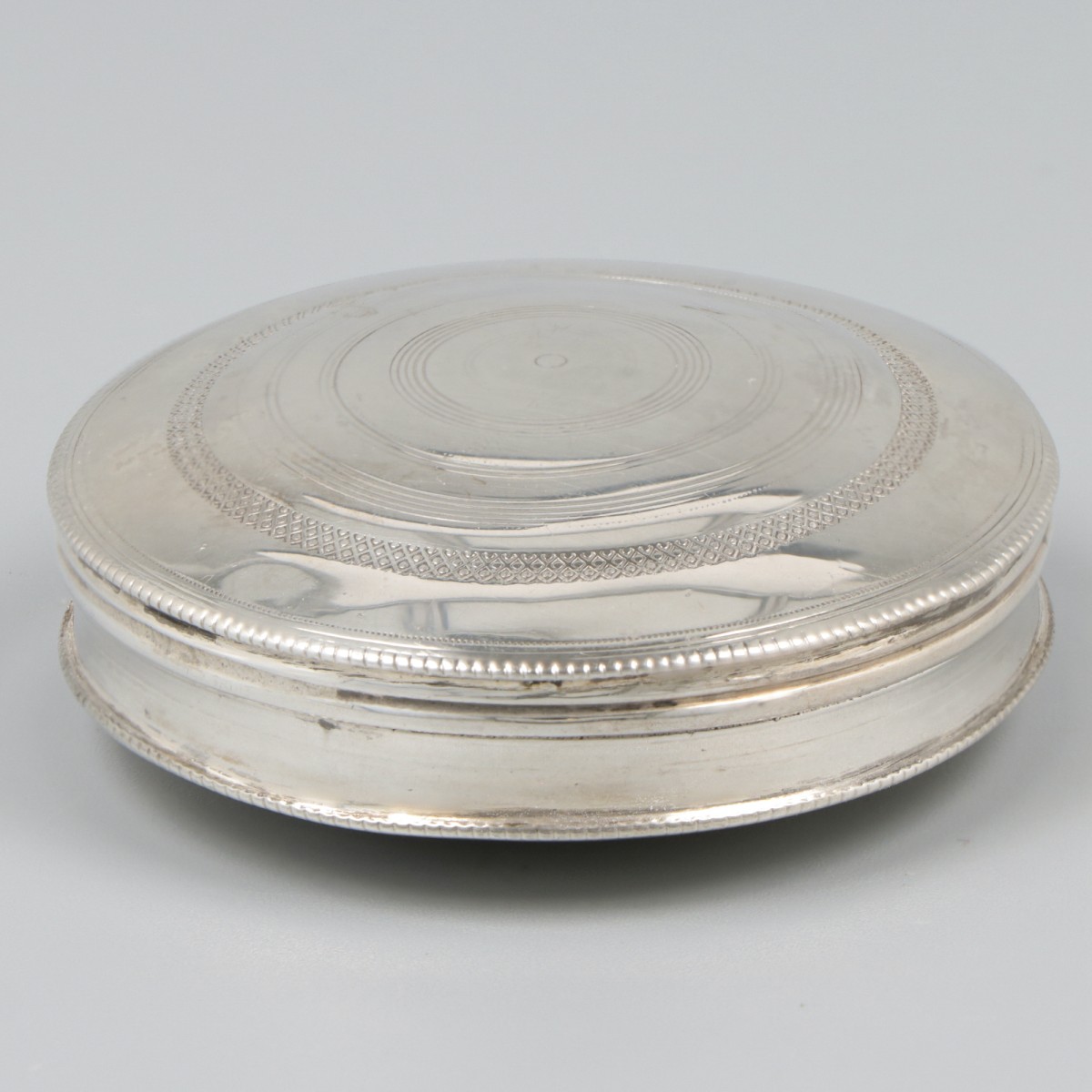 Pepermuntdoosje zilver.