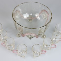 Een glazen bowlset (8+1) gedecoreerd met mascarons "att Salviati". Murano, circa 1890.