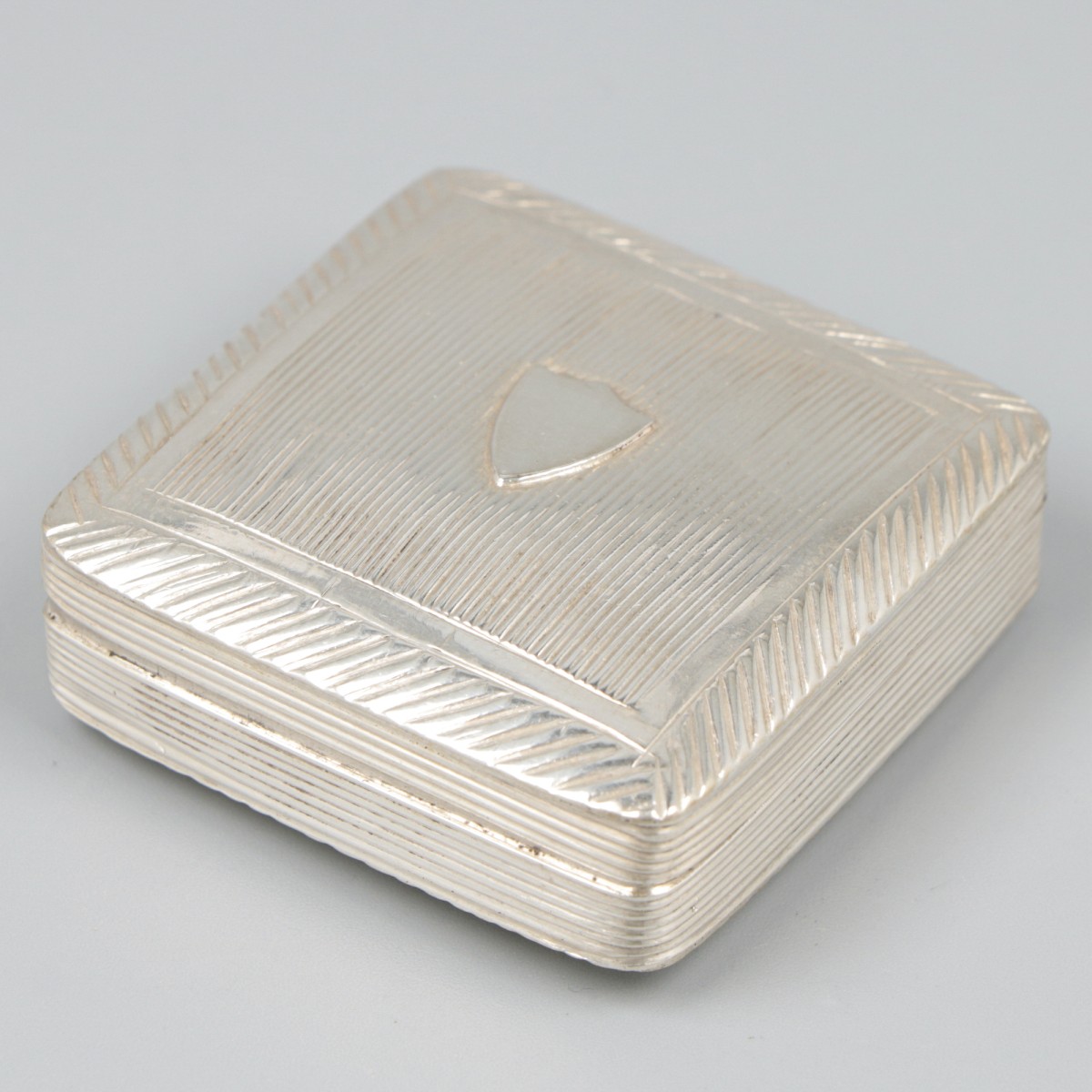 Pepermuntdoosje zilver.