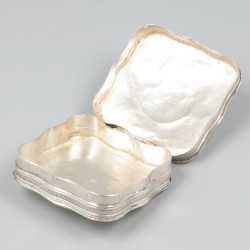 Pepermuntdoosje zilver.