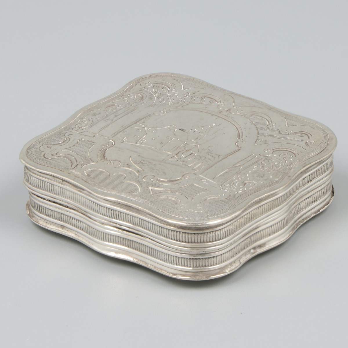 Pepermuntdoosje zilver.