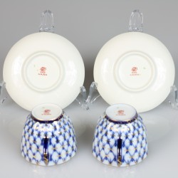 Een set van twee porseleinen kop en schotels, Lomonosov Imperial Porcelain Factory. Rusland, 2e helft 20e eeuw.