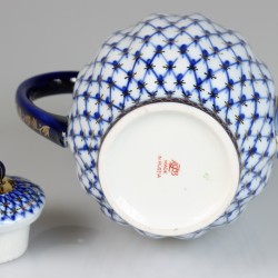 Een porseleinen koffiepot, Lomonosov Imperial Porcelain Factory. Rusland, 2e helft 20e eeuw.