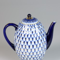 Een porseleinen koffiepot, Lomonosov Imperial Porcelain Factory. Rusland, 2e helft 20e eeuw.