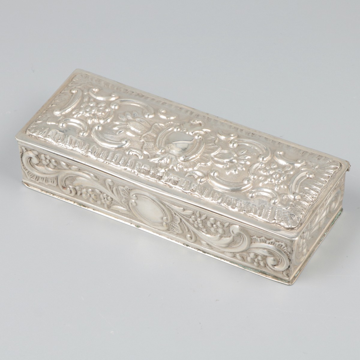 Kaptafeldoosje zilver.