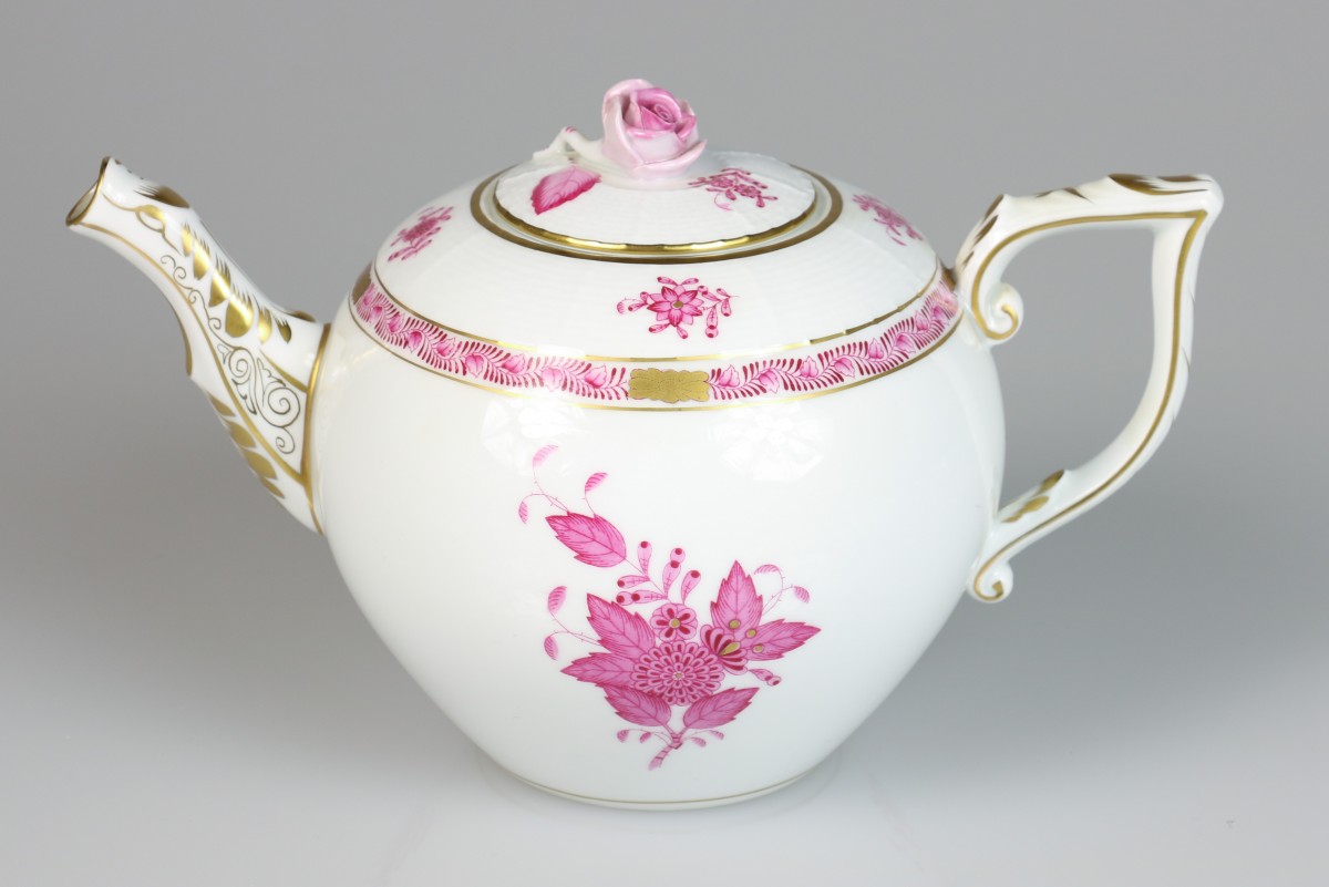 Een porseleinen theepot met Apponyi Purple decor, Herend. Hongarije, eind 20e eeuw.