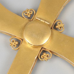 14 kt. Geelgouden corpus / borstkruis met peridot.