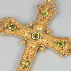 14 kt. Geelgouden corpus / borstkruis met peridot.