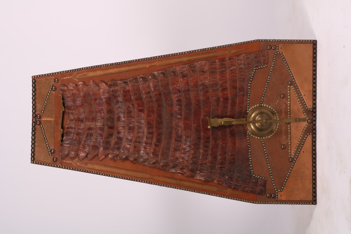 Een sperenrek bekleed met krokodillenhuid, 20e eeuw.