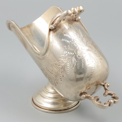 Suikerbak met schepje zilver.