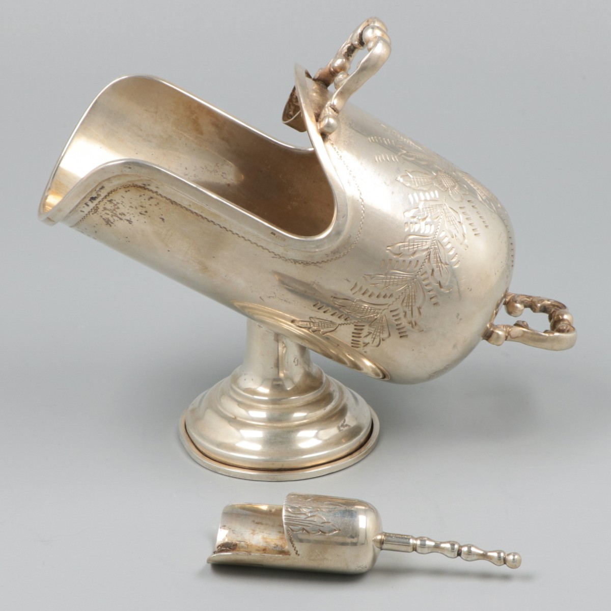 Suikerbak met schepje zilver.