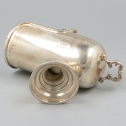 Suikerbak met schepje zilver.