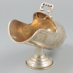 Suikerbak met schepje zilver.