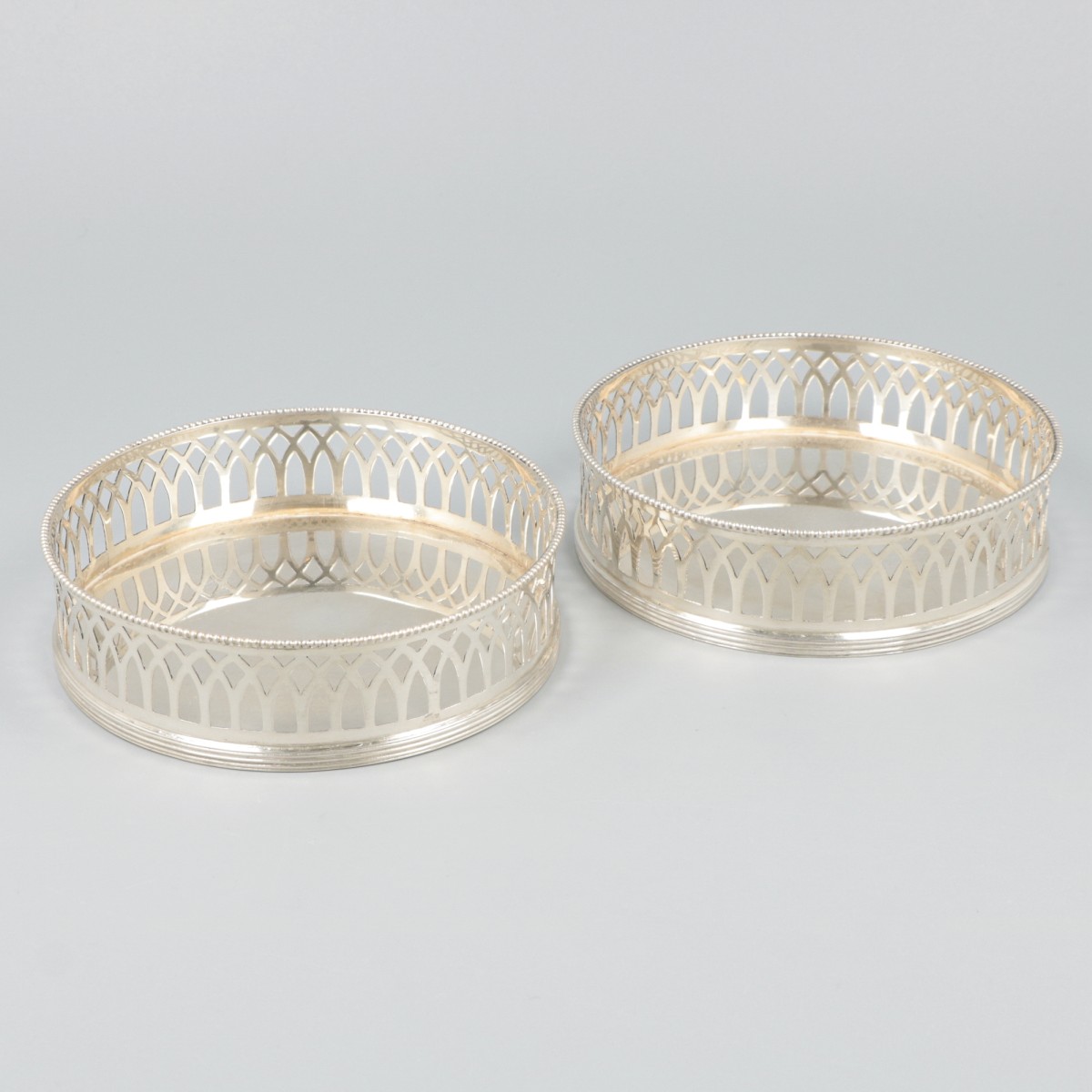 2-delige set flessenbakken zilver.