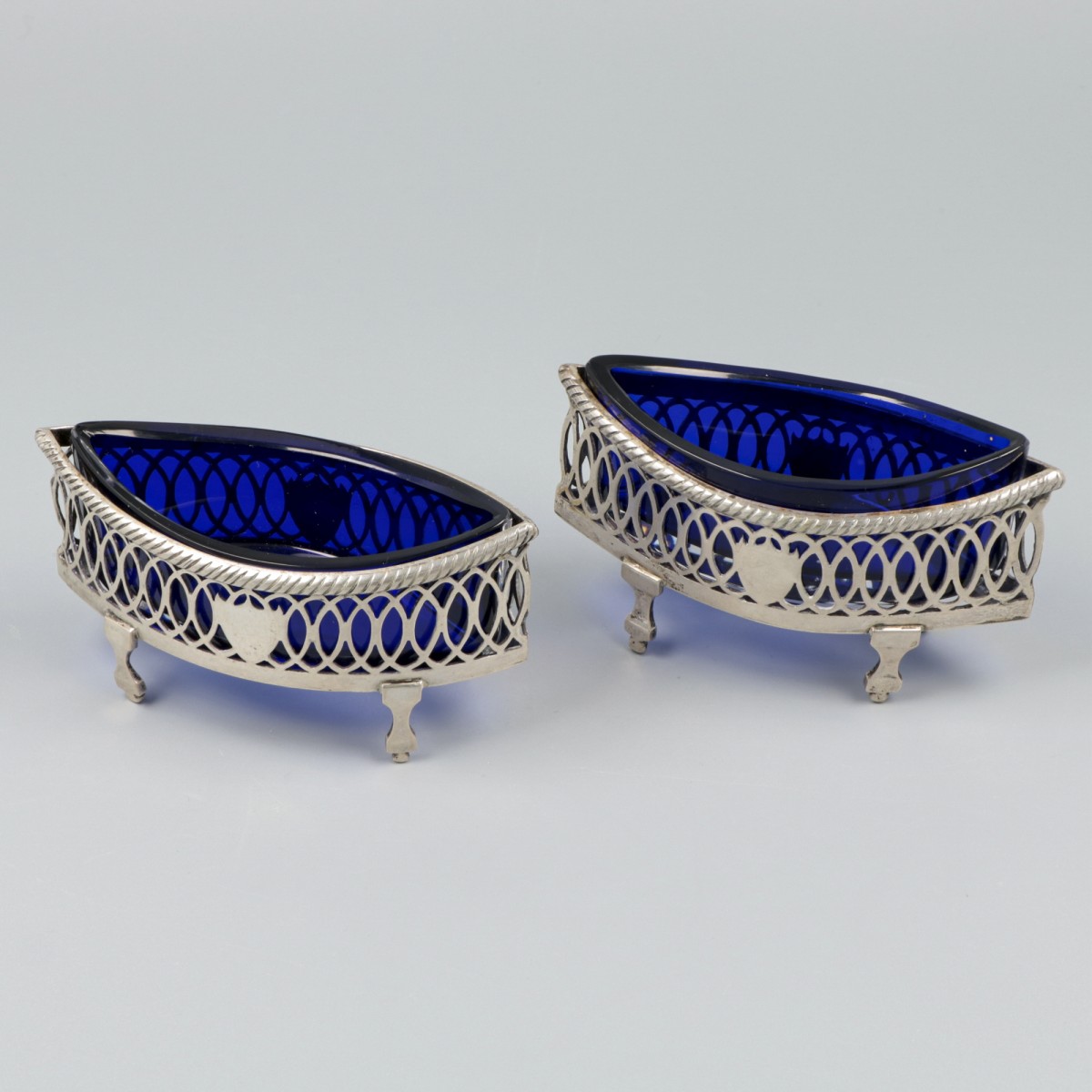 2-delige set zoutkelders zilver.