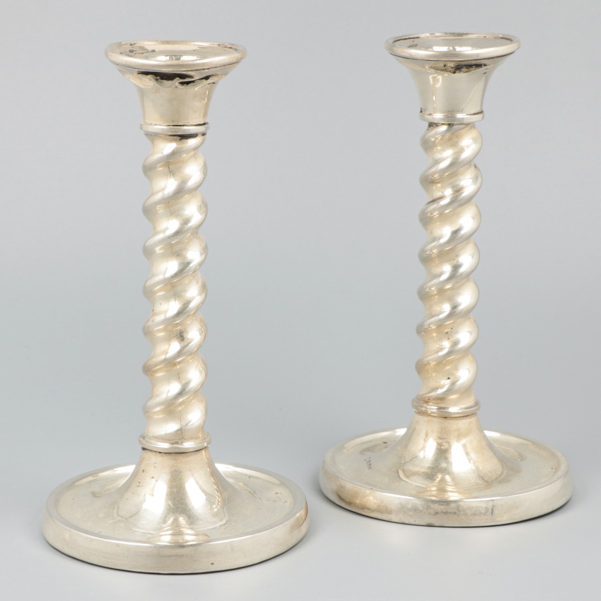 2-delige set kandelaren zilver.