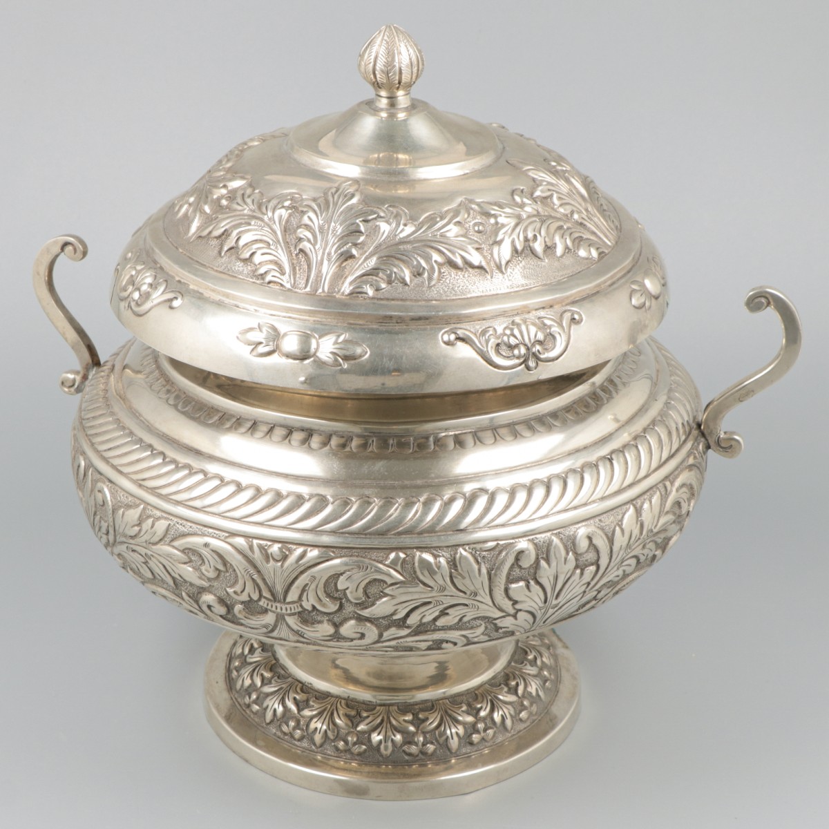 Dekselpot zilver.