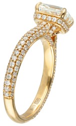 18 kt. Geelgouden shoulder ring bezet met een centrale diamant van 1.70 ct.