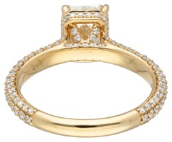 18 kt. Geelgouden shoulder ring bezet met een centrale diamant van 1.70 ct.