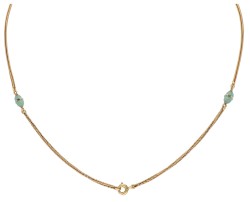 Jaren 30 stijl 14 kt. geelgouden hanger aan collier met diamant, simili en chalcedoon op een witte plaquette.