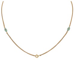 Jaren 30 stijl 14 kt. geelgouden hanger aan collier met diamant, simili en chalcedoon op een witte plaquette.