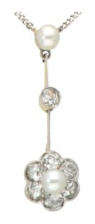 14 kt. Bicolor gouden flexibele hanger in art nouveau stijl bezet met diamant en Akoya parels.