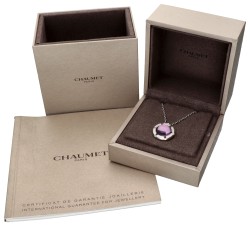 Chaumet 18 kt. witgouden 'Class One Croisière' hanger met amethist en diamant aan collier.