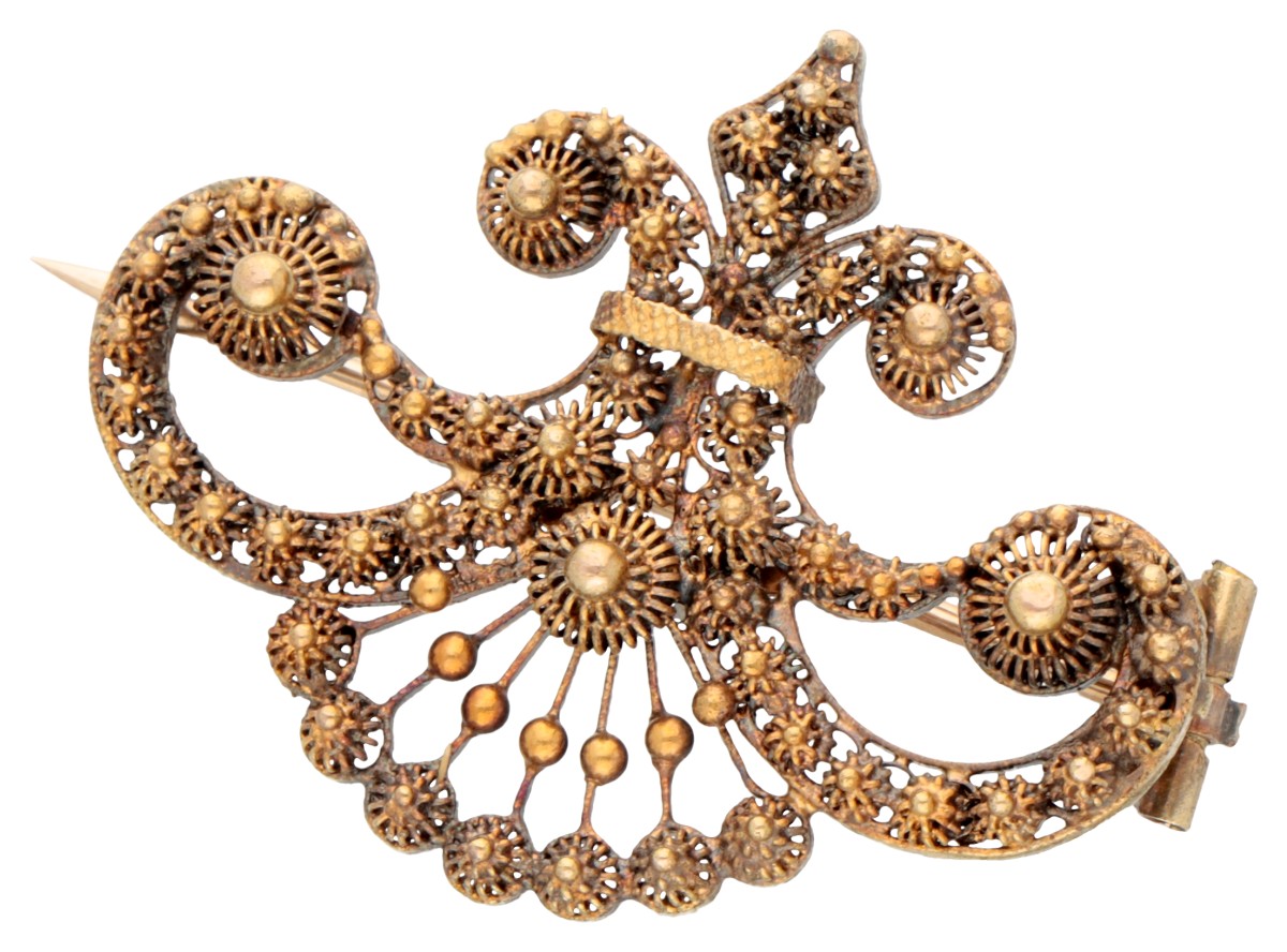 14 kt. Geelgouden antieke fleur de lis broche met cannetillewerk.