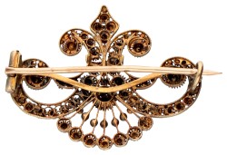 14 kt. Geelgouden antieke fleur de lis broche met cannetillewerk.