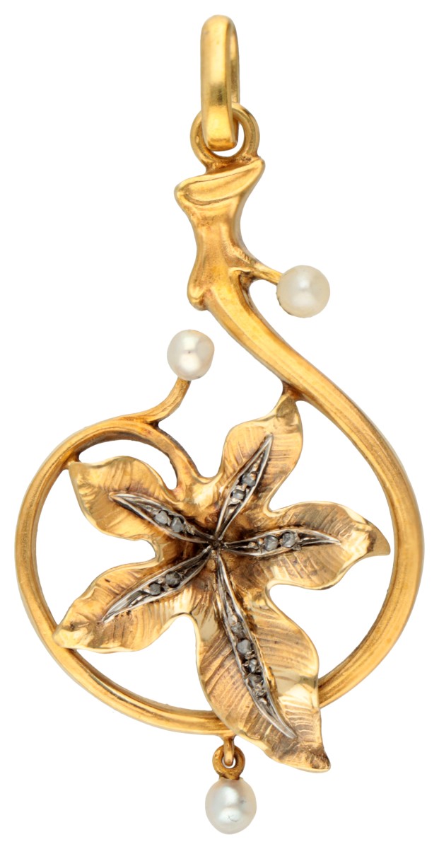 18 kt. Geelgouden art nouveau hanger van bloem(blad) bezet met diamant en parel.