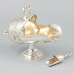 Suikerbak met schep zilver.