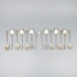 12-delige set theelepels met suikertang in origineel etui, zilver.
