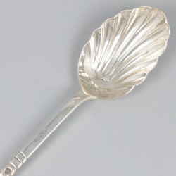 12-delige set theelepels met suikertang in origineel etui, zilver.