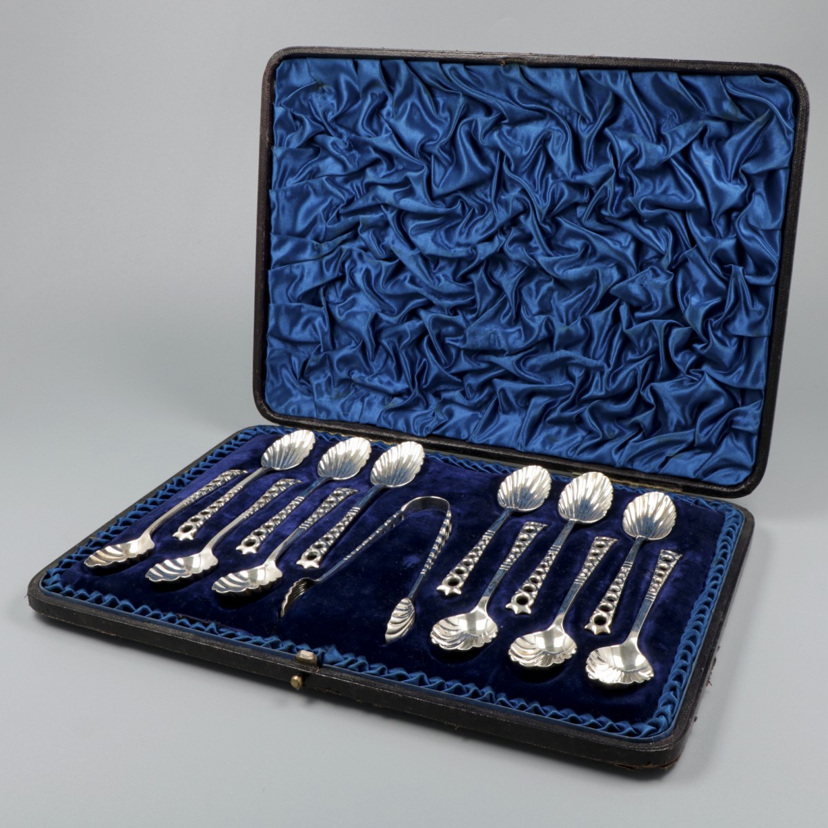 12-delige set theelepels met suikertang in origineel etui, zilver.