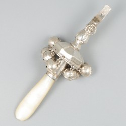 Rammelaar zilver.